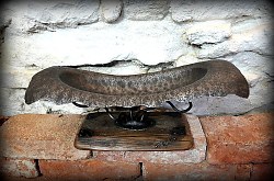 Tepana_misa_na_podstavci_zo_starého_dreva