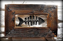 Tepaná_rybka_zo_starého_plechu_v_ráme_zo_starého_dreva