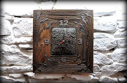 Tepané_hodiny_zo_starého_plechu_v_ráme_zo_starého_dreva