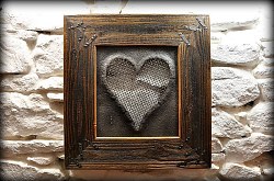 Tepané_srdce_s_mriežkou_zo_starého_plechu_v_ráme_zo_starého_dreva