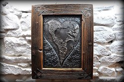 Tepané_srdce_zo_starého_plechu_v_ráme_zo_starého_dreva