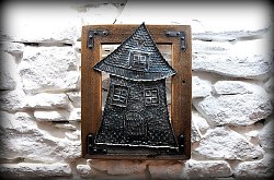 Tepaný_domček_zo_starého_plechu_v_ráme_zo_starého_dreva