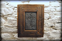 Tepaný_kríž_zo_starého_plechu_v_ráme_zo_starého_dreva